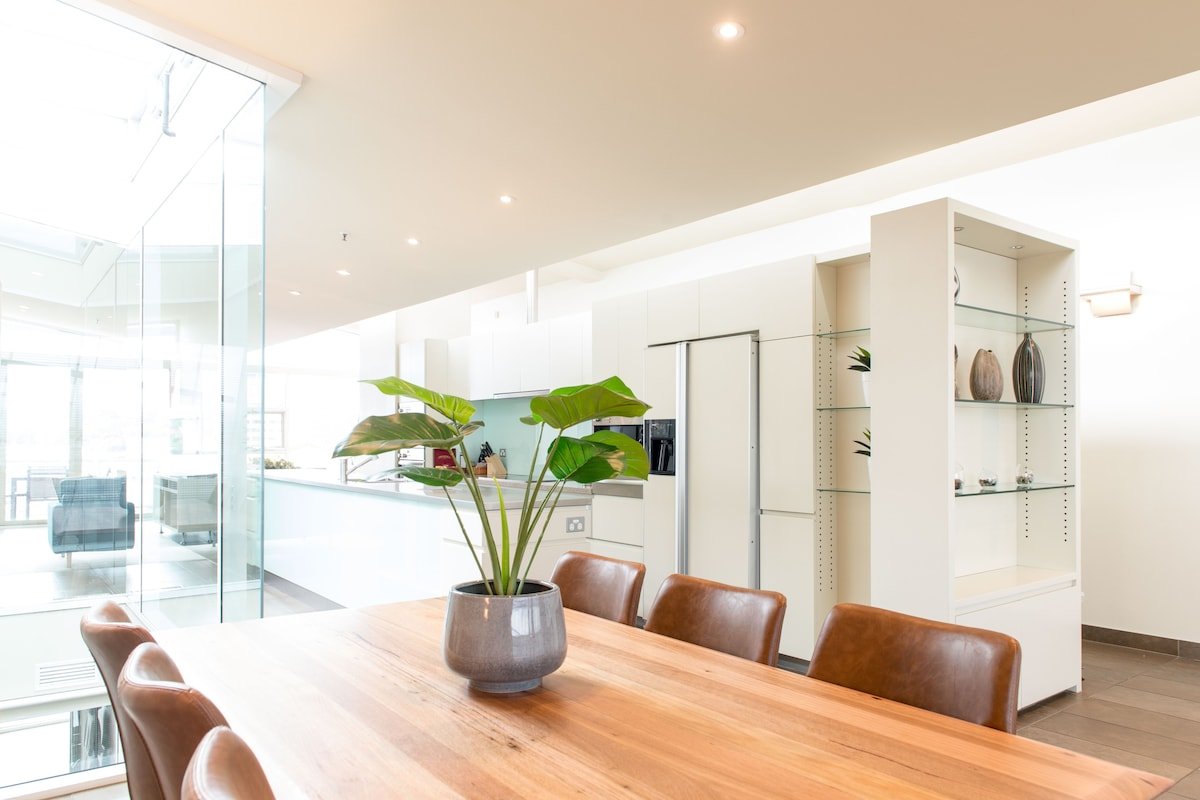 IXL 3br Penthouse with harbour views gallery image 4