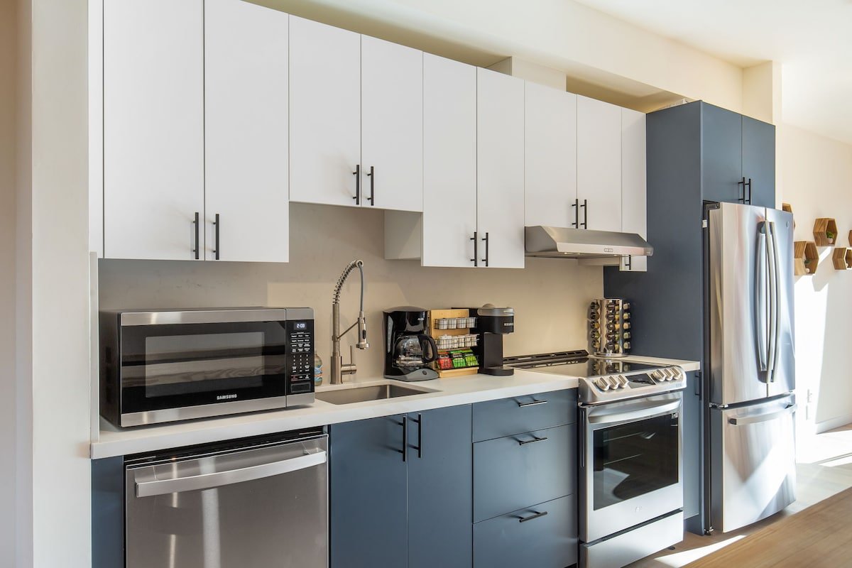 Walk to CapHill 4B4B w/EV Rooftop 6 Beds Sleeps 12 gallery image 3