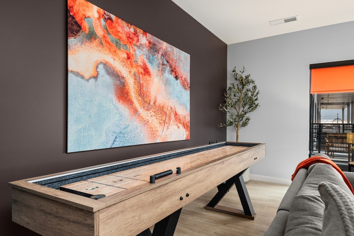 The Socialite – Spacious Retreat| Walk to Broadway gallery image 2