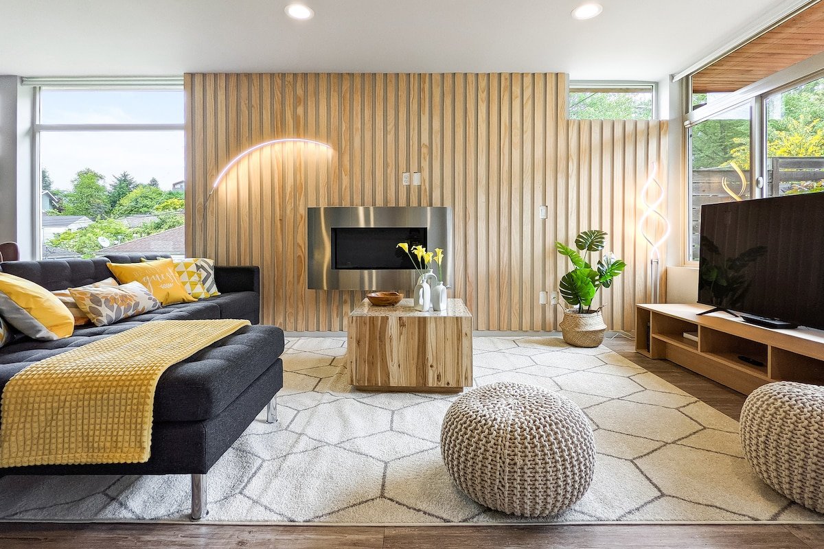 Designer 4B3B w Theater & Rooftop close to CapHill gallery image 3