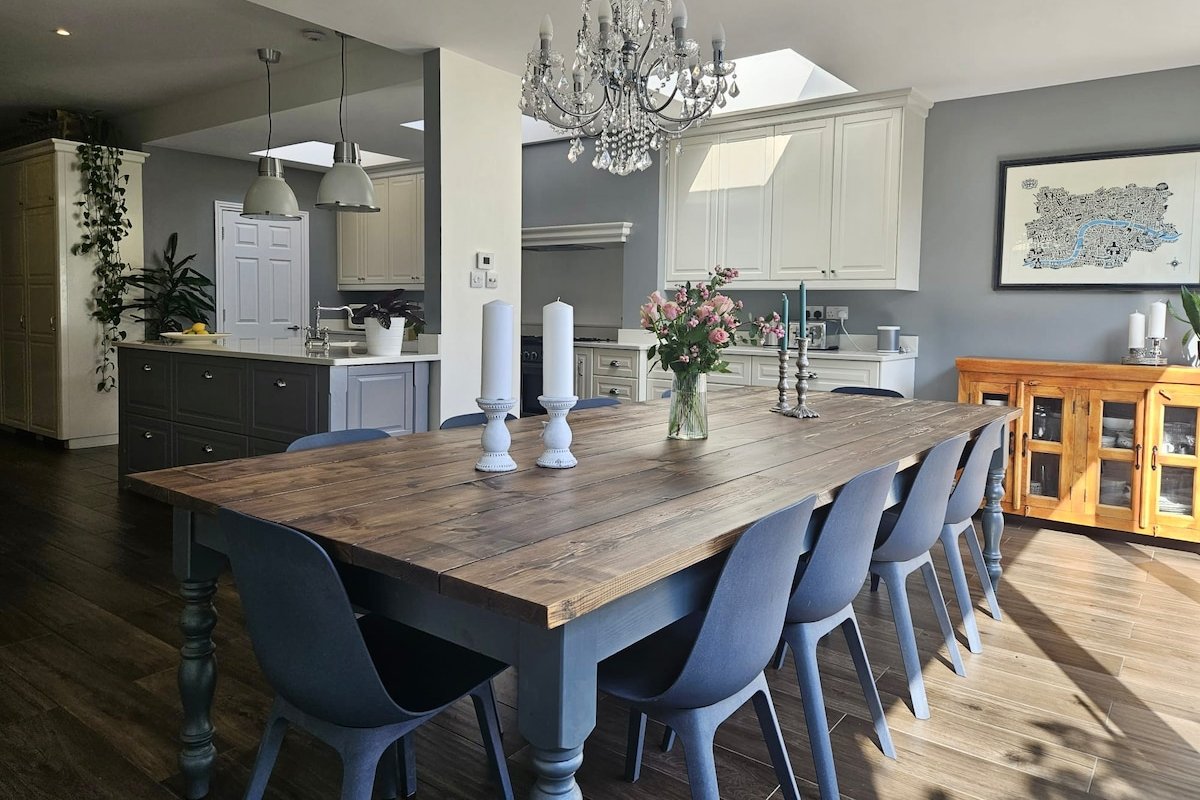 Lovely, spacious 5BR London townhouse with parking gallery image 2