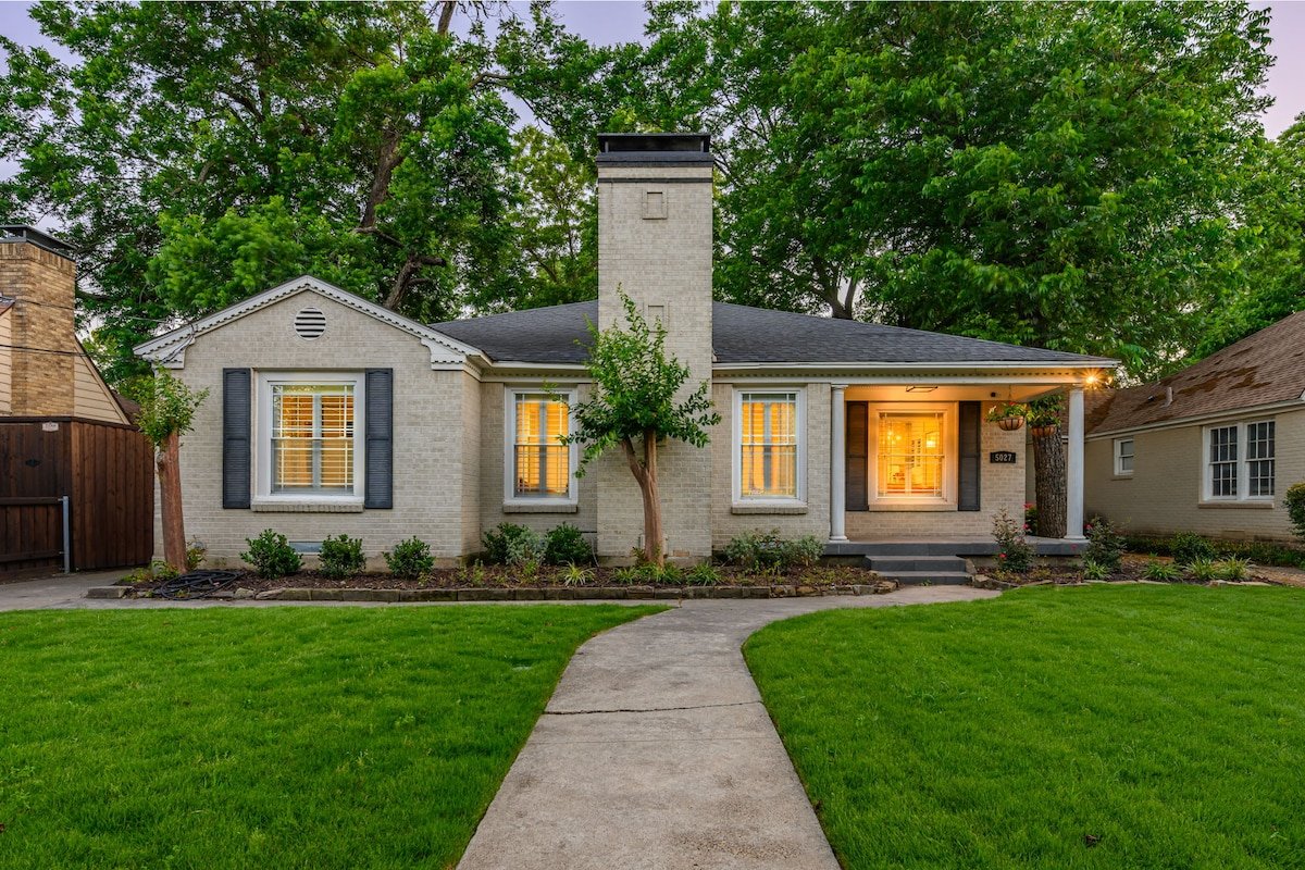 The Lyndzee-NEW Amazing 4 Bed Downtown Haven, Pool gallery image 4