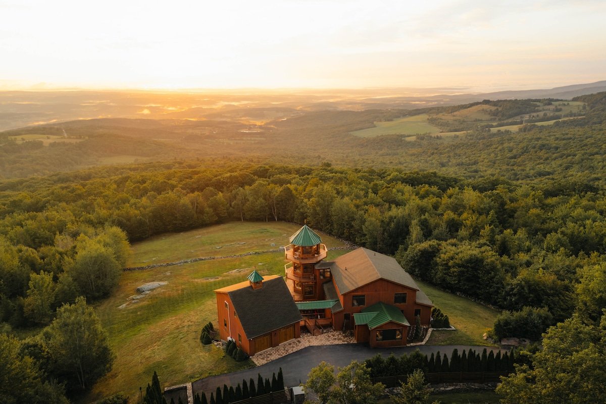 The Summit House | Best Views, Hot Tub, Game Rooms gallery image 5