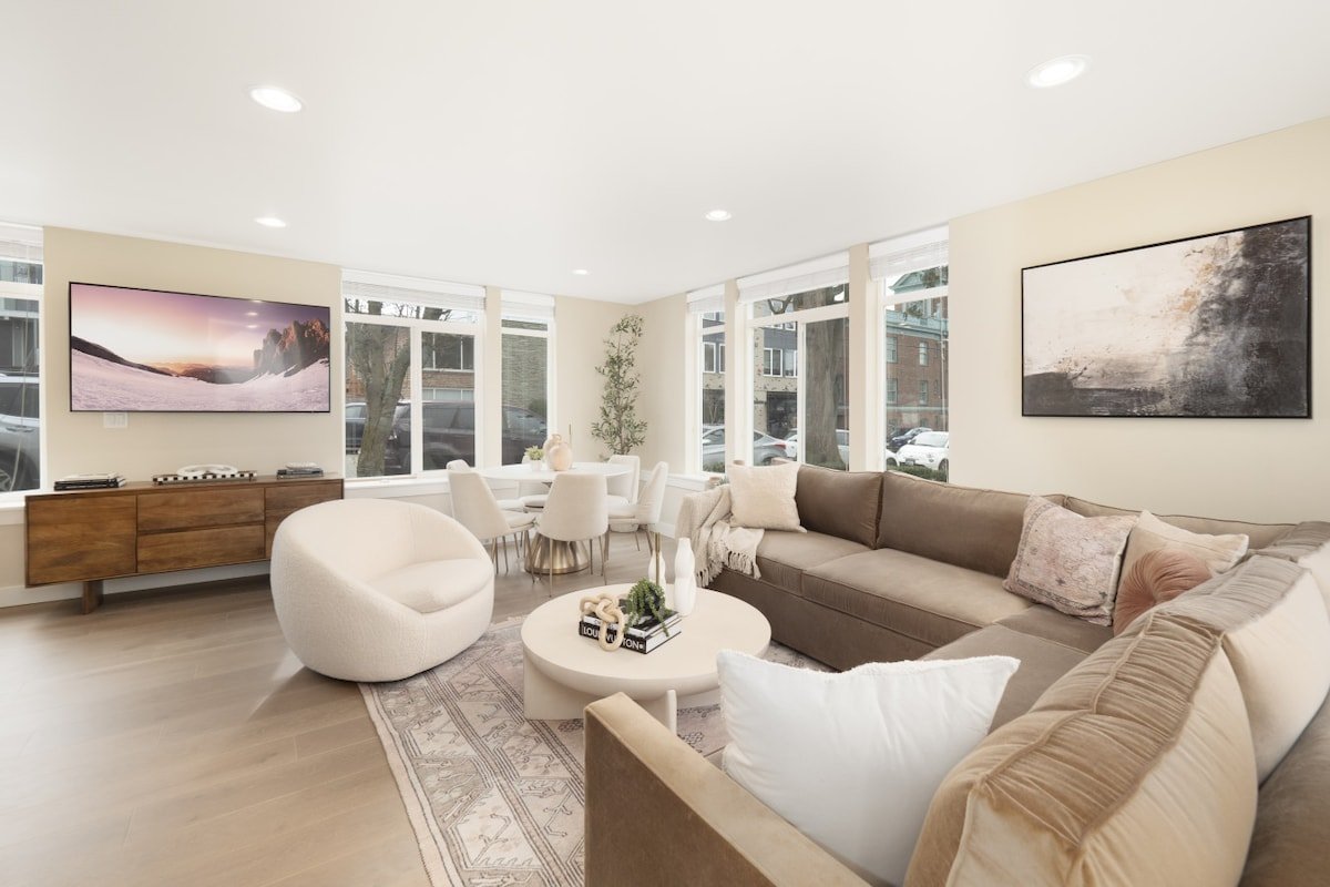 Modern Townhome w/ Rooftop Deck, Walk to Greenlake gallery image 4