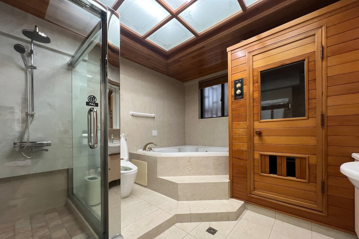 3 Ensuites luxury resort central Taipei near MRT gallery image 3