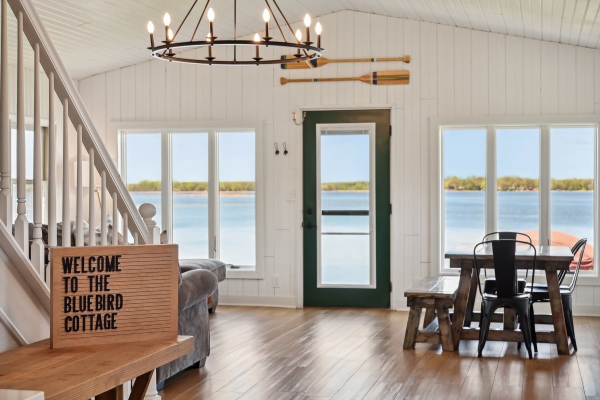 Bluebird Cottage on Clearwater Lake