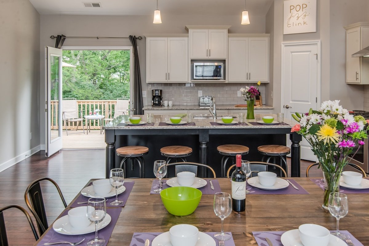 HUGE Ultra Luxe Home w/ 12 beds near Downtown gallery image 5