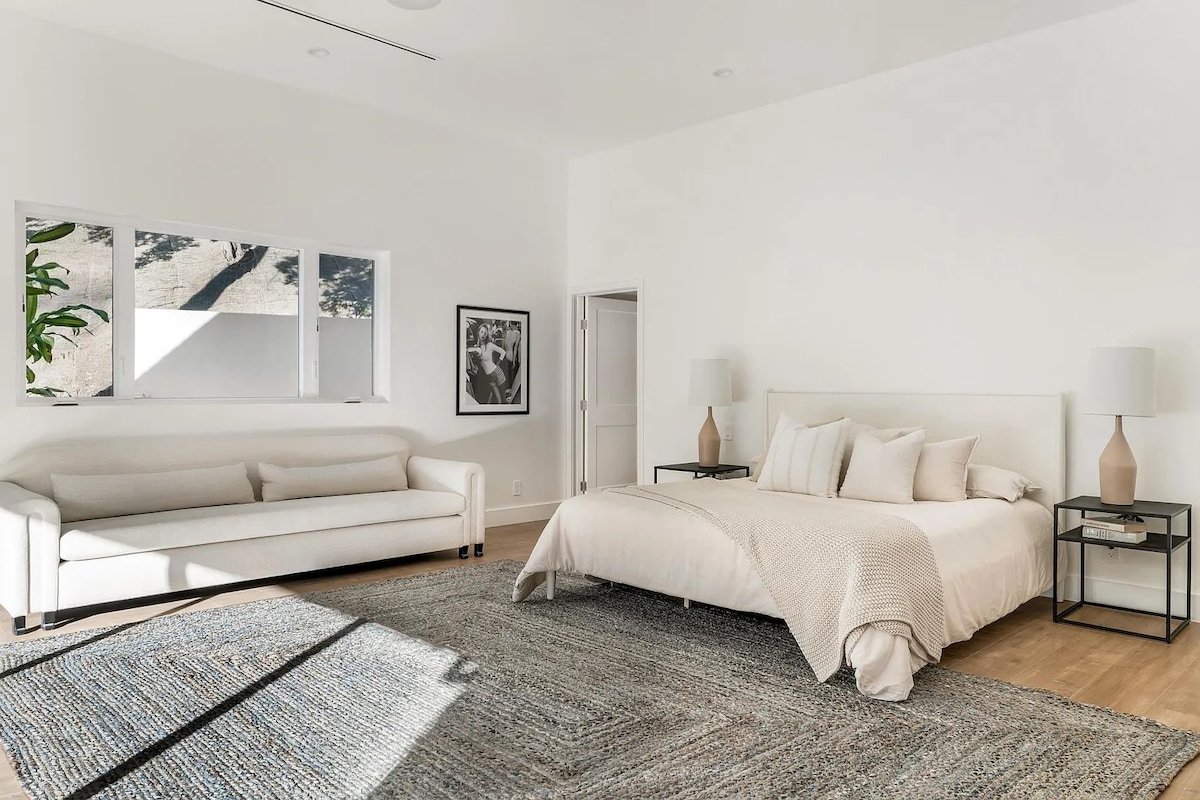 Modern Encino 4BD Home w/ Spacious Backyard gallery image 2