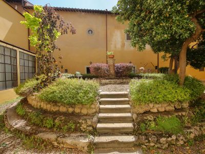 Dragomanni 2 Bedroom Apartment with Garden