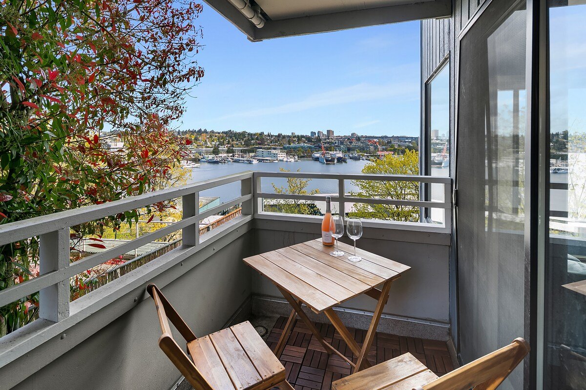 Lake Oasis 2bed/2bath parking & fast Wi-fi gallery image 2