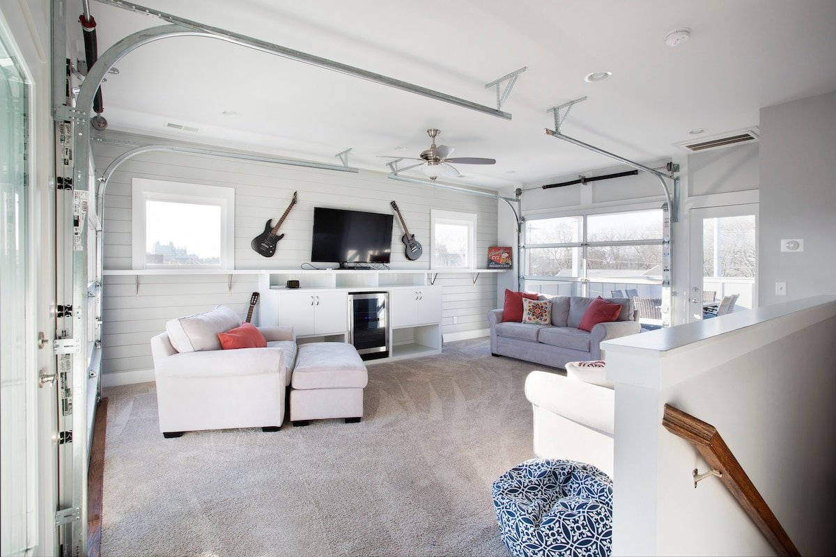 Huge Rooftop Retreat | Walk to Bars and Dining gallery image 3