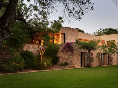 Luxury-Infinity Pool-Gardens-Large