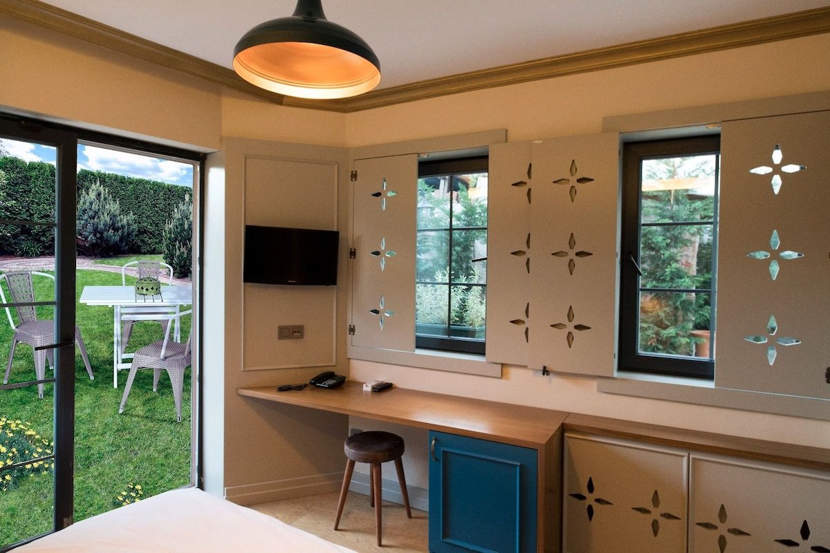 Oasis Adjacent Garden Suite – Central Old City gallery image 4