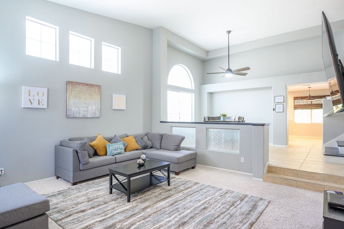 Luxurious Pool Home mins from Las Vegas Strip gallery image 5