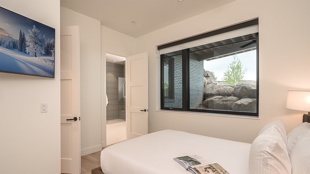 Scenic Sanctuary Above it All | Raptor Ridge gallery image 2