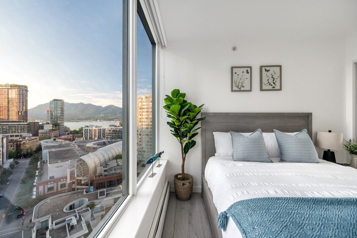 DT Luxury Apt. w/ Free Parking | Pool | HotTub gallery image 4