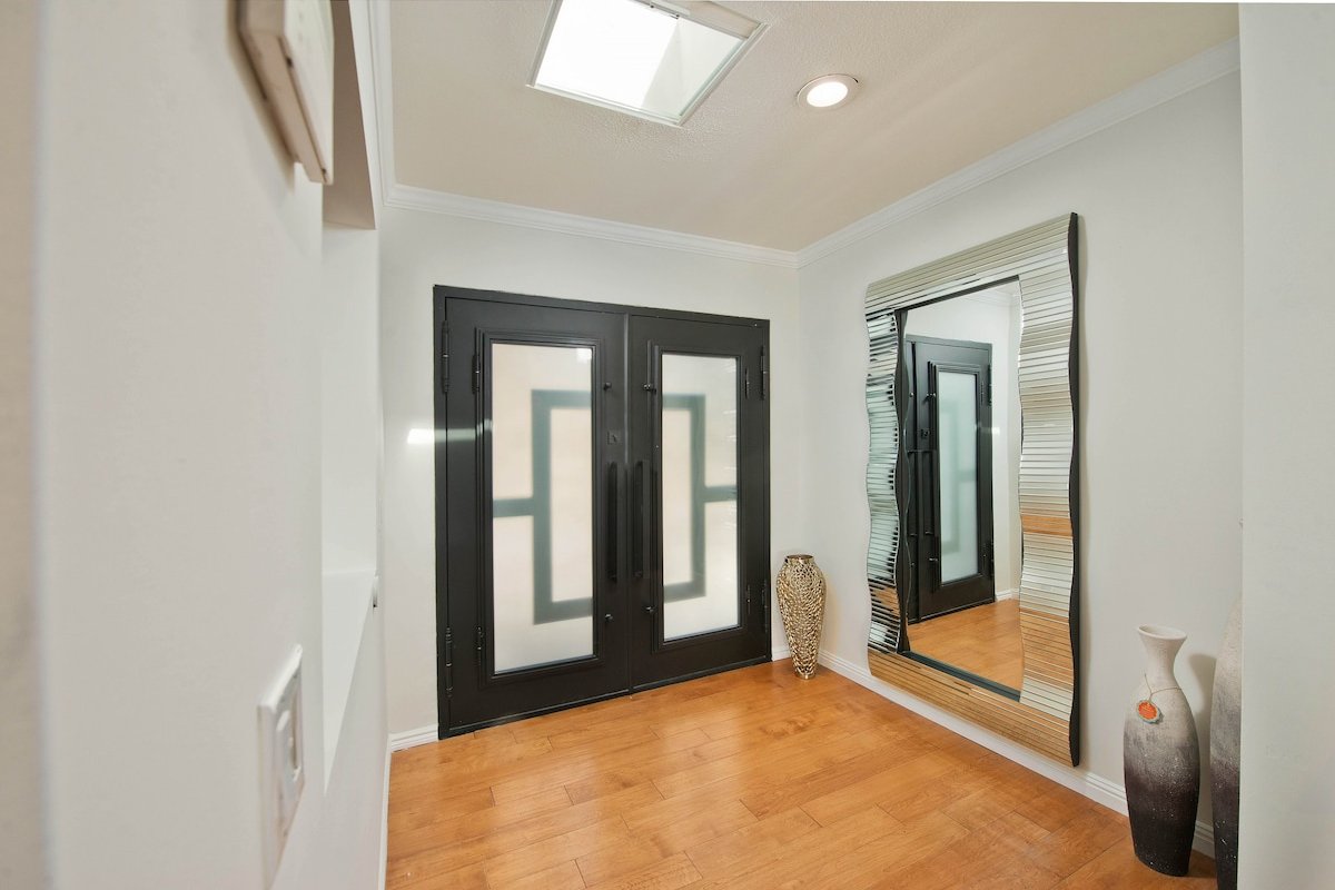 Stunning Home with VIEWS (pool/jacuzzi) gallery image 4