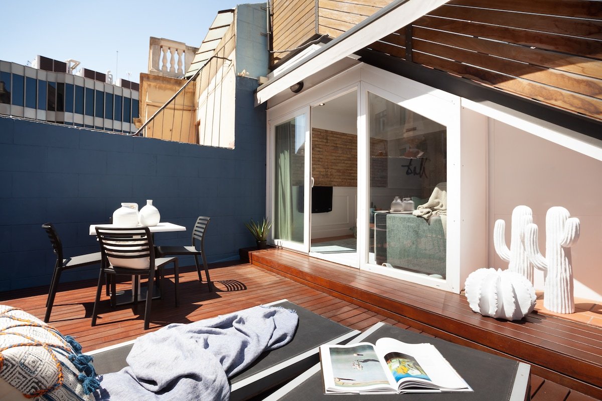 Attic with balcony by Dalí EnjoyBCN Apartments gallery image 4