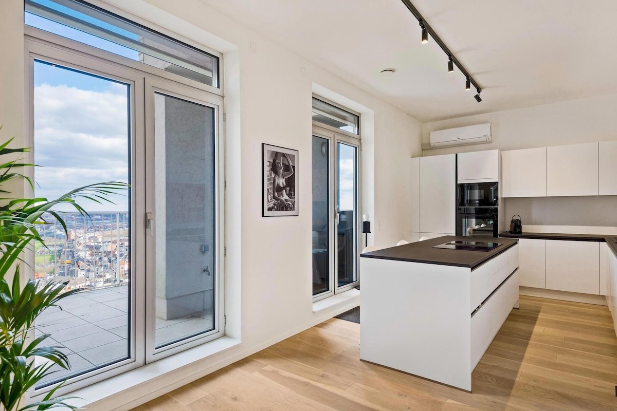 Spacious Sky Loft Penthouse with Epic Views gallery image 4