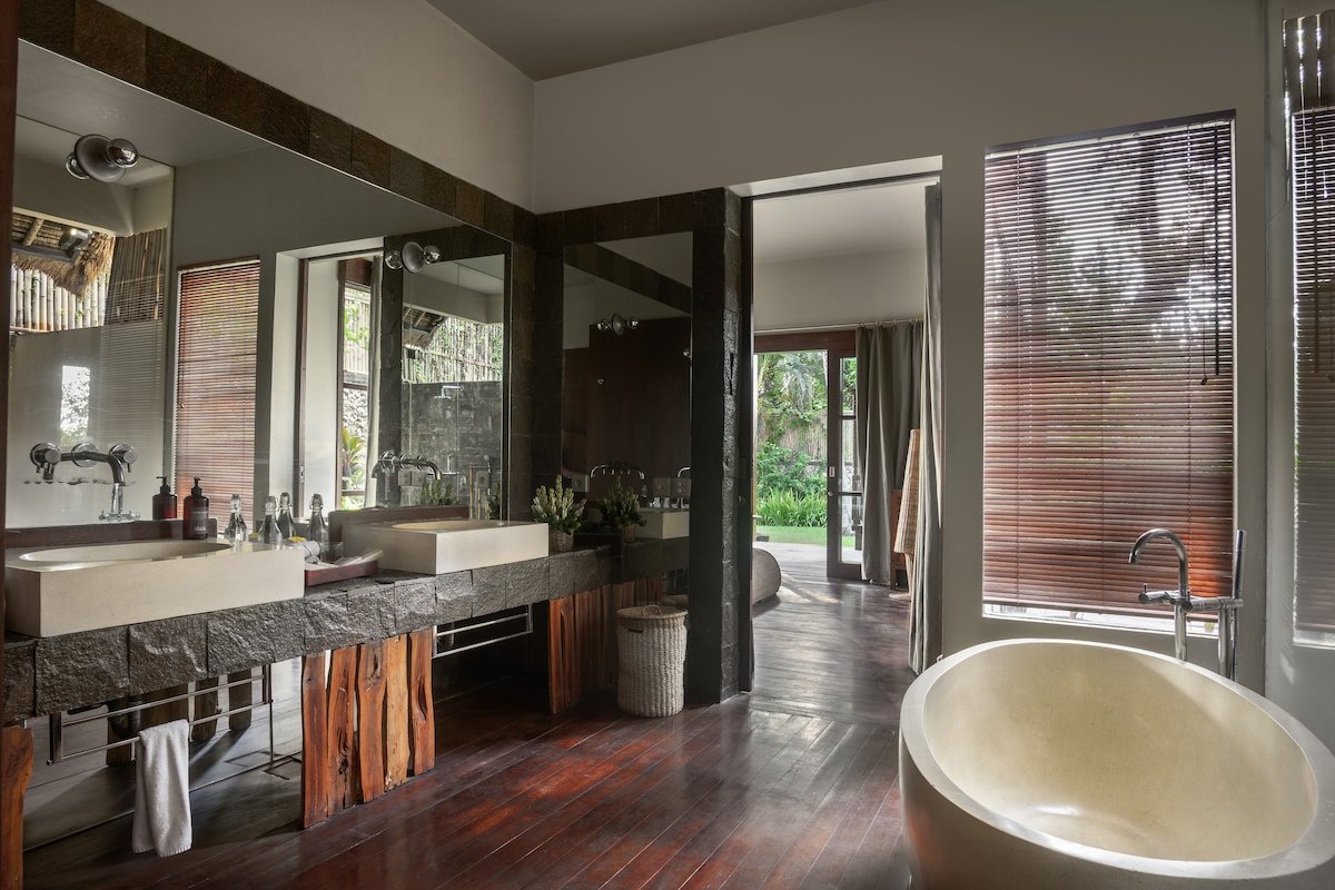 Villa Mary: Full Service, Ocean View, Cinema gallery image 4