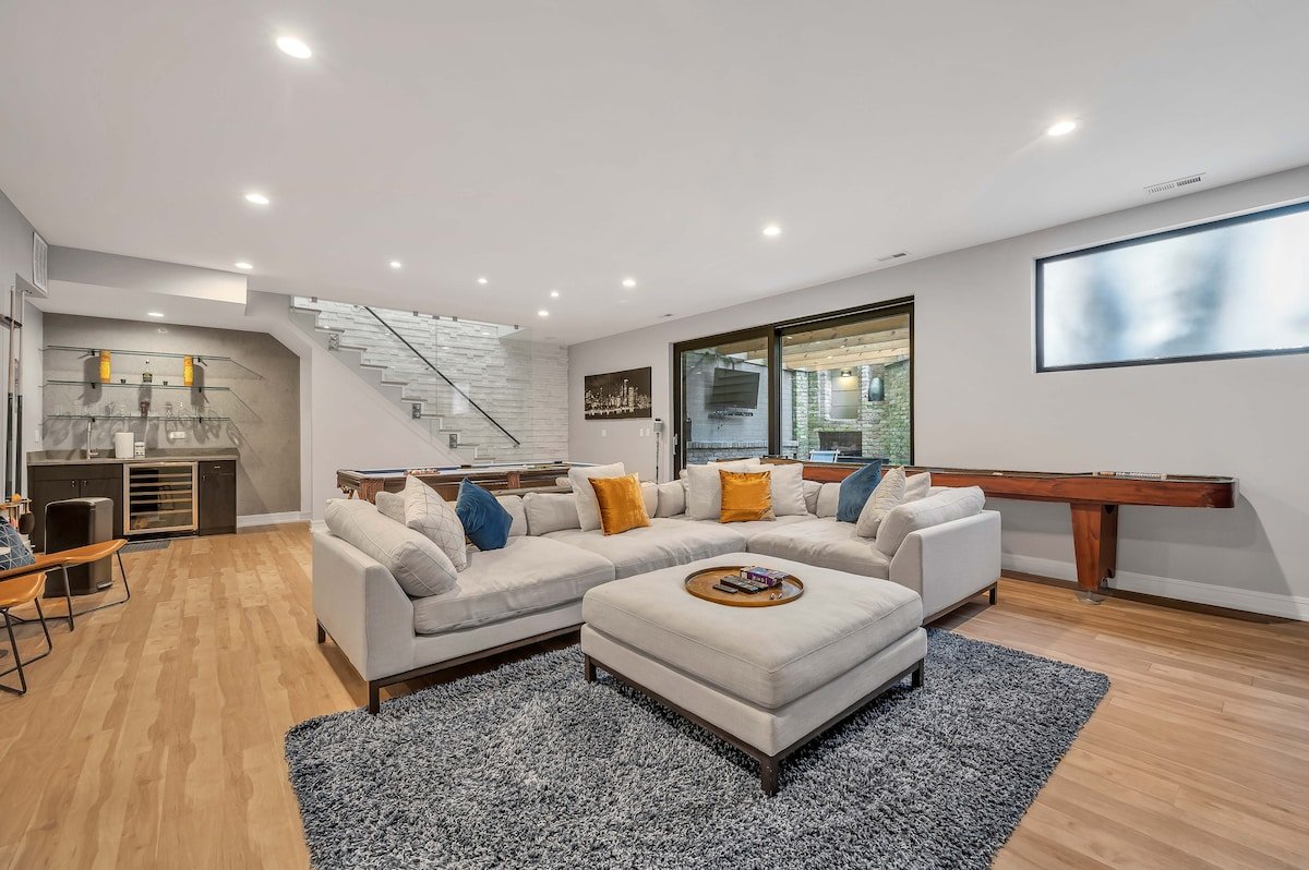 Superiorhaus Noble Square Sleeps 16 HotTub/RecRoom gallery image 5