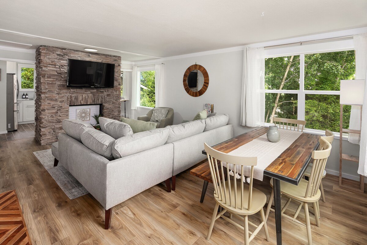 Spacious & Modern 3 Bedroom in Madison Valley gallery image 2