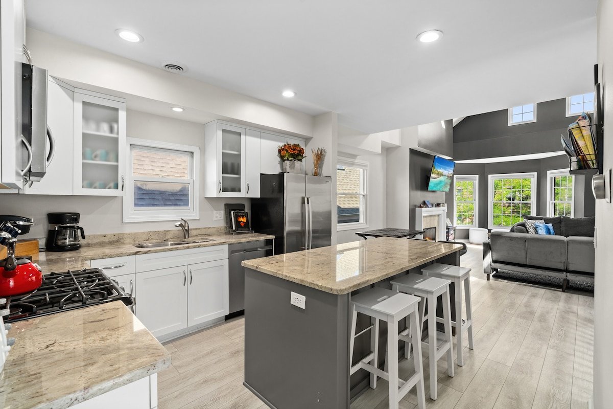 Soaring Dramatic Wrigley Loft w/ PRIVATE ROOFTOP gallery image 4