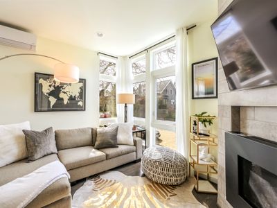 Modern 3 Bedroom in Queen Anne with Rooftop + AC