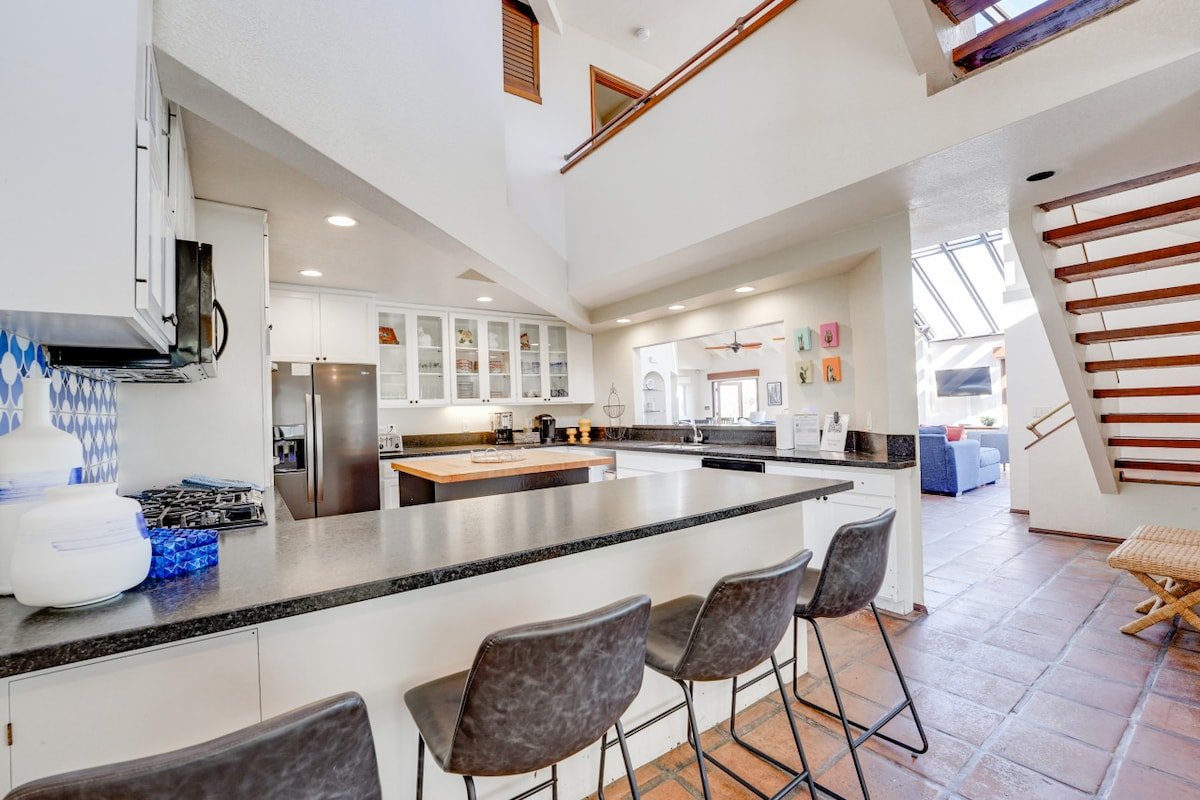 Sunny Bayfront Villa, Eclectic Single-Family Home gallery image 5