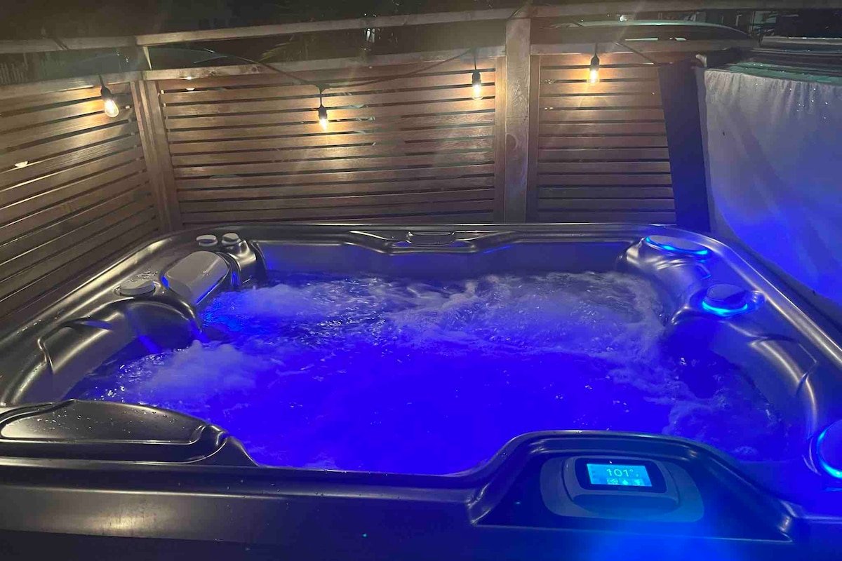 3 Bedroom with Hot Tub 1 min from Alki Beach gallery image 2