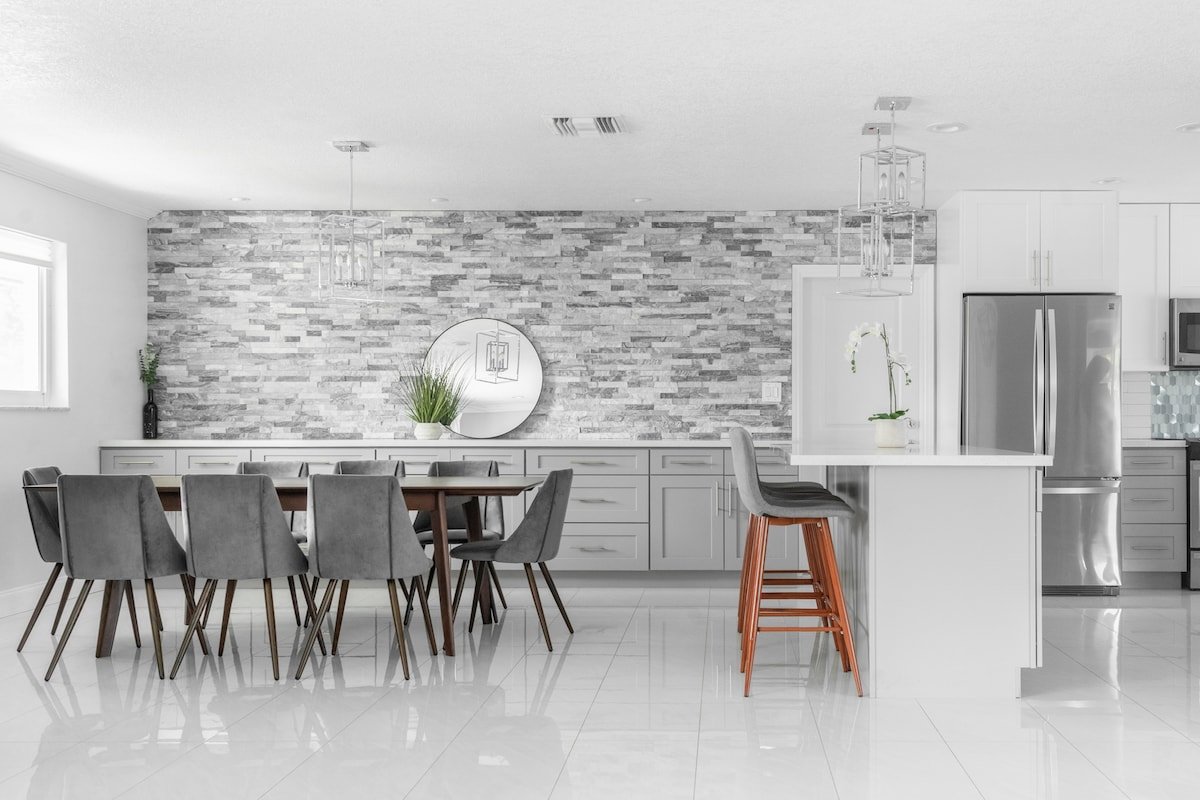 Modern luxury home, heated pool & pool table gallery image 5