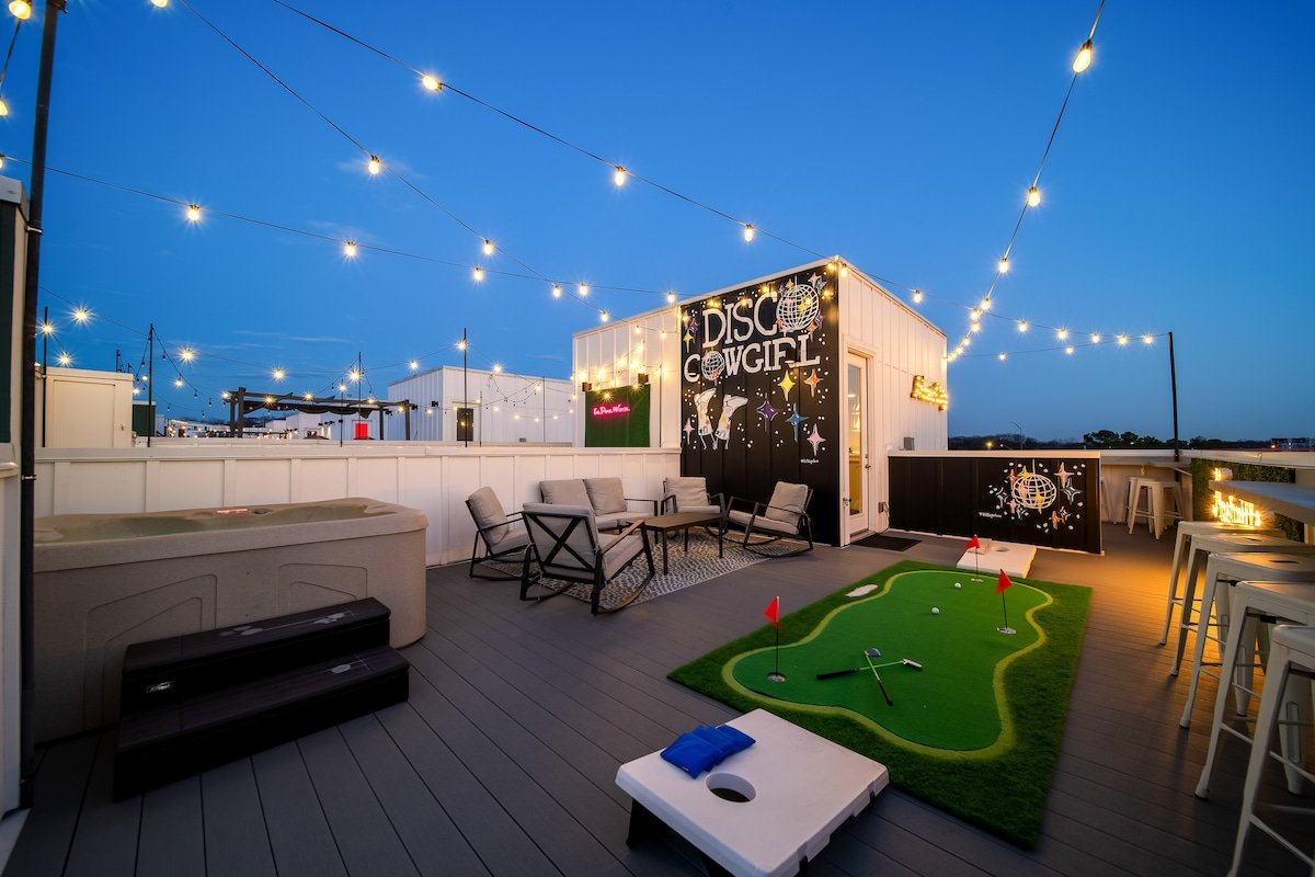 HiNapoleon! NewMural! Hot Tub! 16 Beds! Game room! gallery image 5