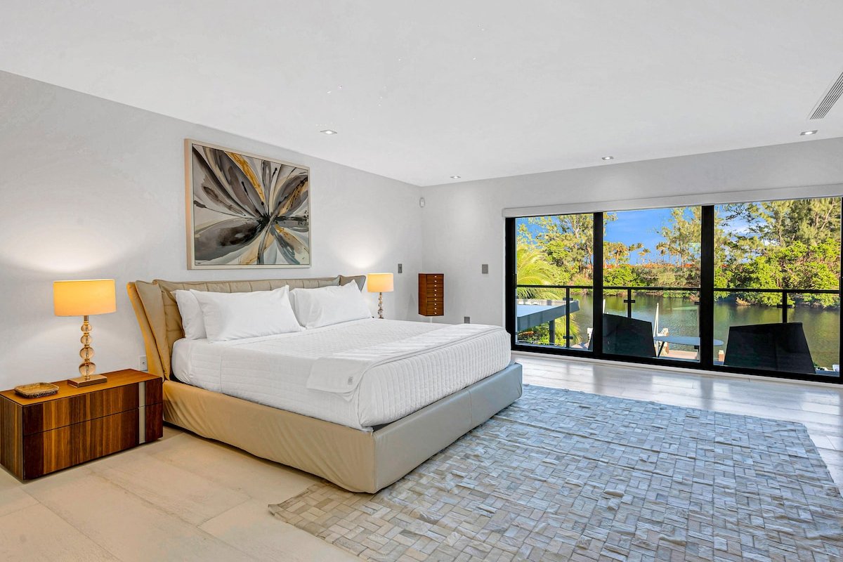 Waterfront Masterpiece Grand Heated Pool Seabreeze gallery image 2