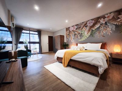 Asoke’s Hidden Gem – Cozy Stay Next to the Park!