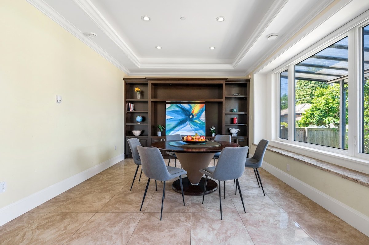 Luxury 4-Bedroom Family Home gallery image 4