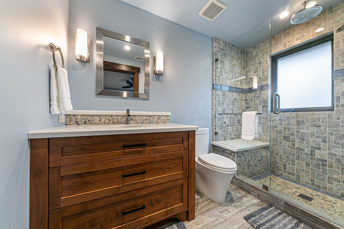 Aqua Vista Lakefront Estate – 6BR w Buoy & Pier gallery image 5