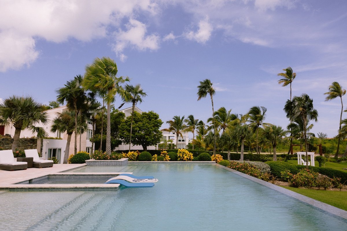 Luxury 9-BR Villa in Juanillo Private Beach