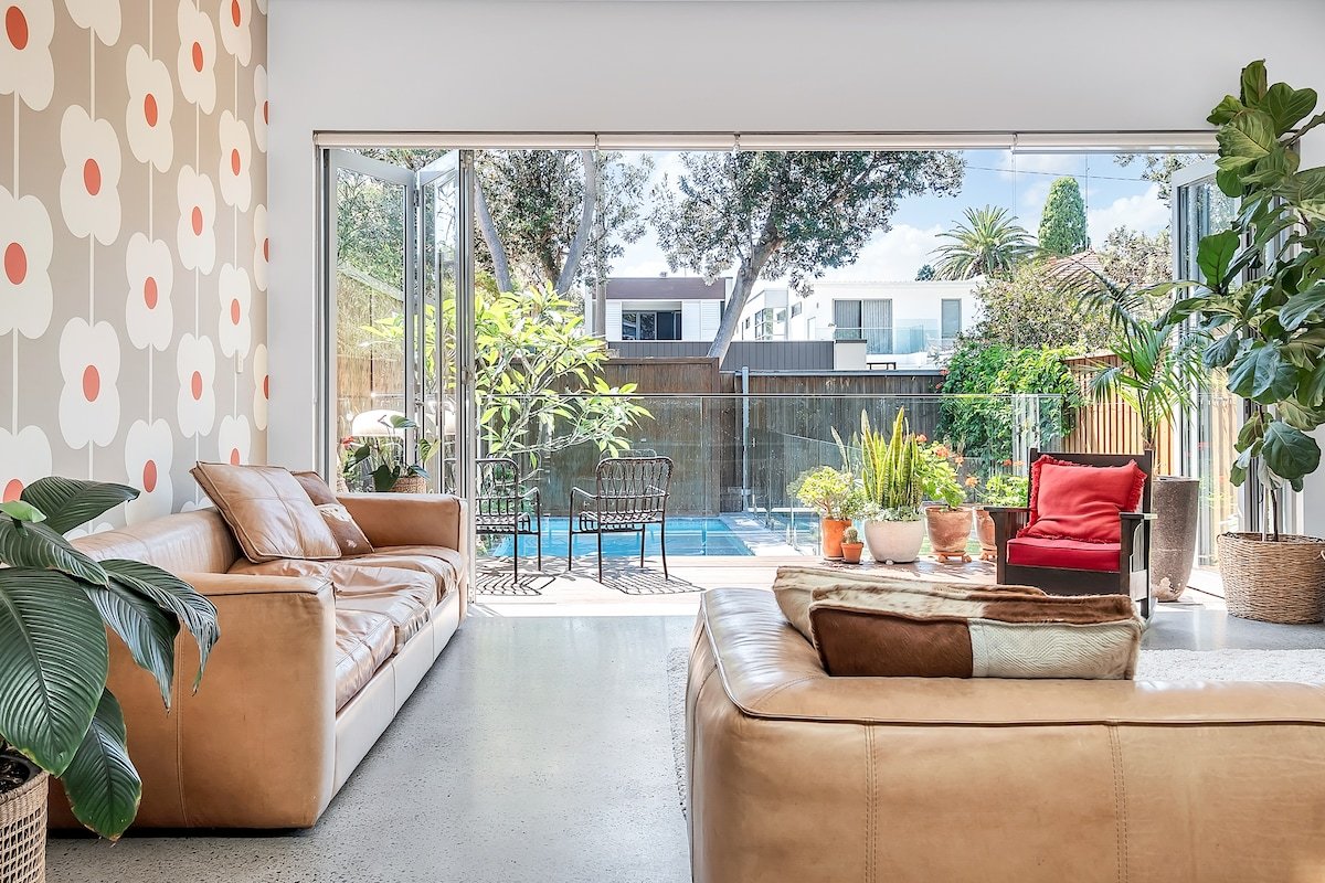 Cheerful Coogee Retreat: 3BD home with pool gallery image 2