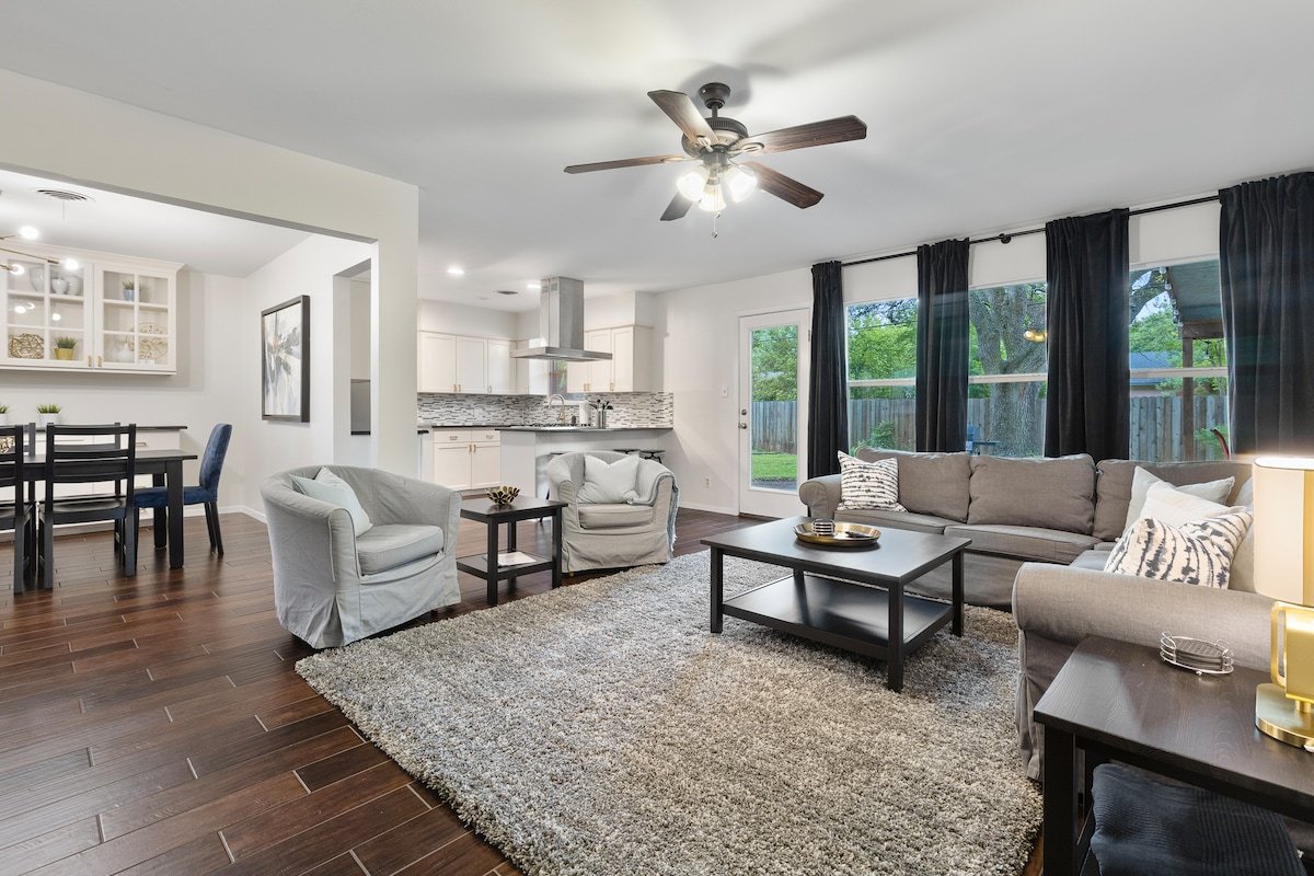 2 Living Rooms, Lots of Big Beds! 3 king, 2 queen gallery image 2