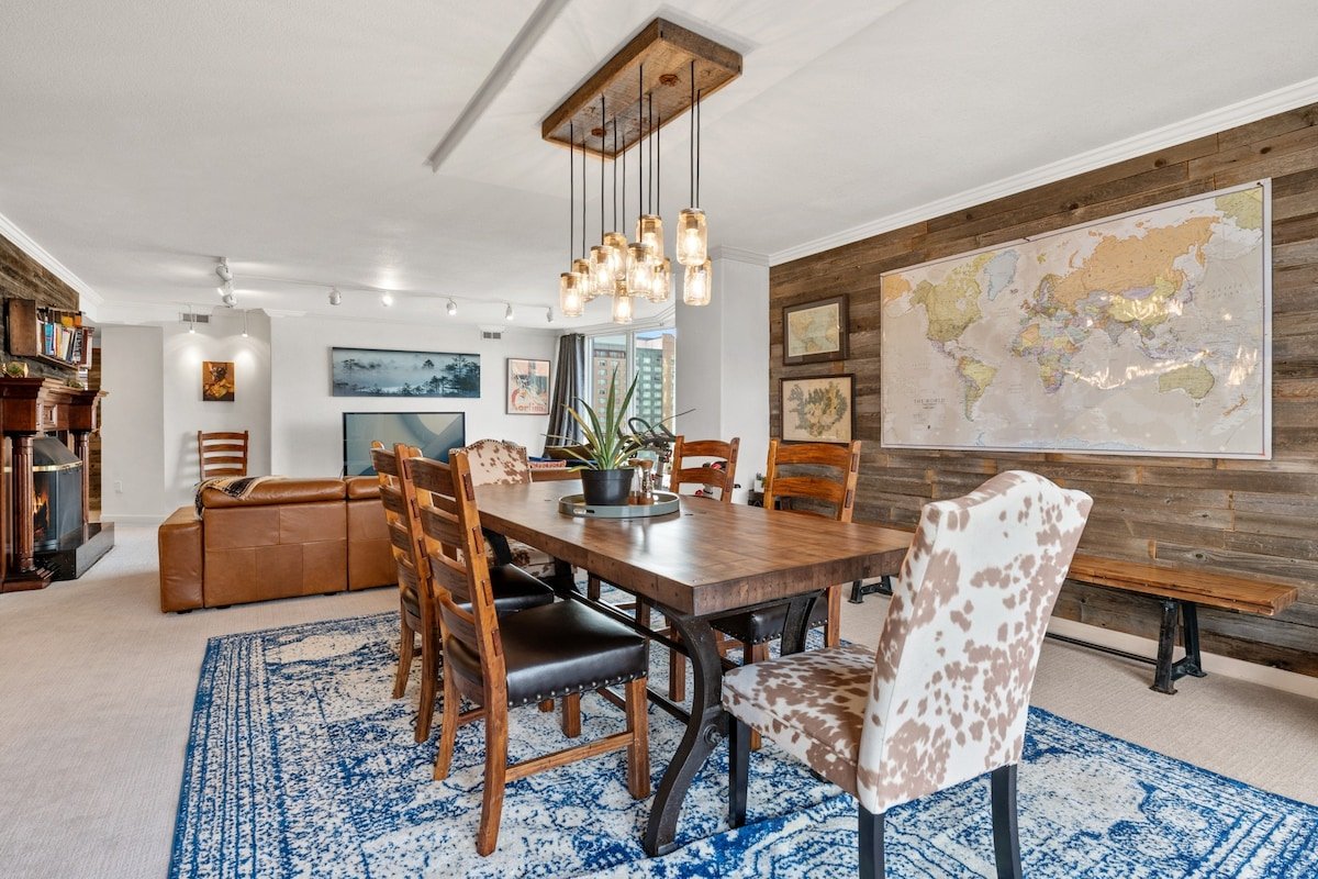 City Center Oasis: Prime Location with Views! gallery image 5