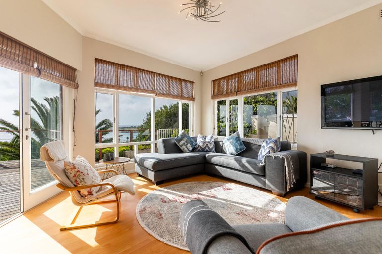 Seaside Panache - Cosy home with pool