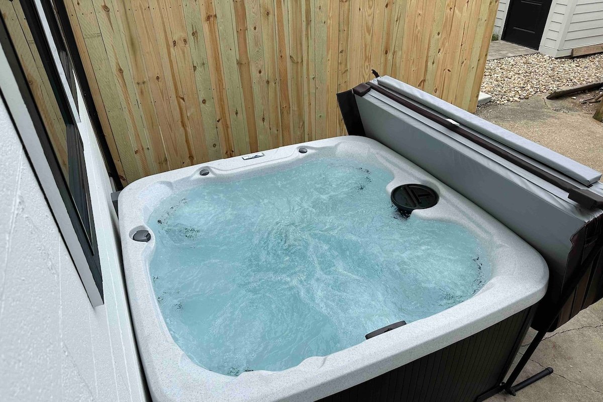 New Luxe Reno W/Hot Tub & Roof Top Terrace! gallery image 4