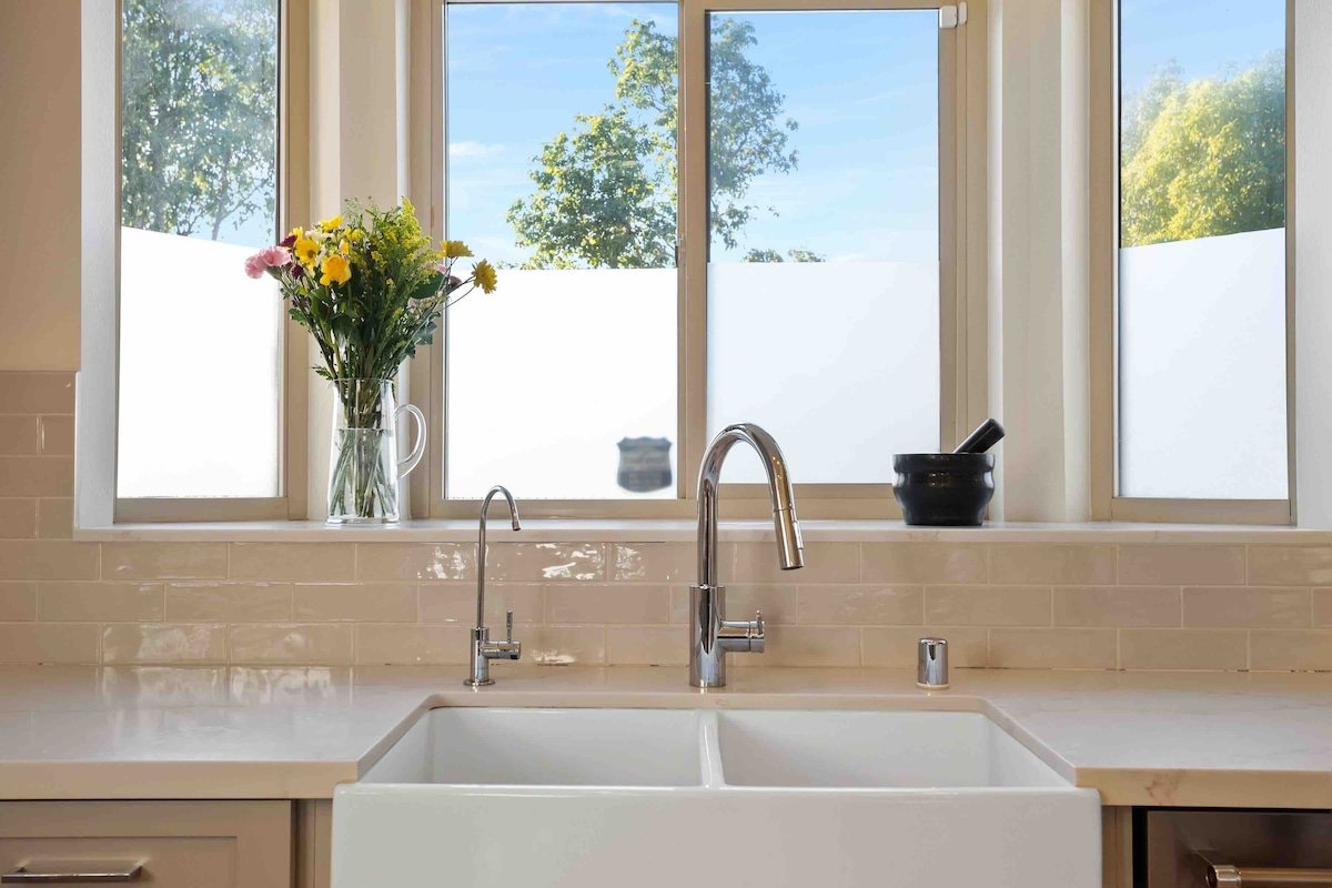 Gorgeous 4-bedroom villa close to beach gallery image 5