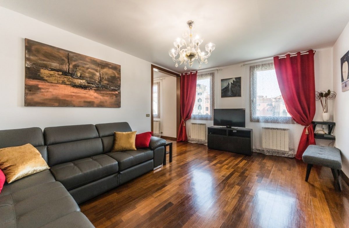 Rialto apartment with Canal Grande view gallery image 2