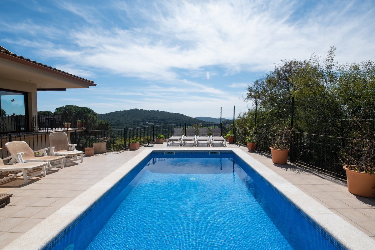 Luxury villa. Pool heating, wifi, aircon sleeps 6