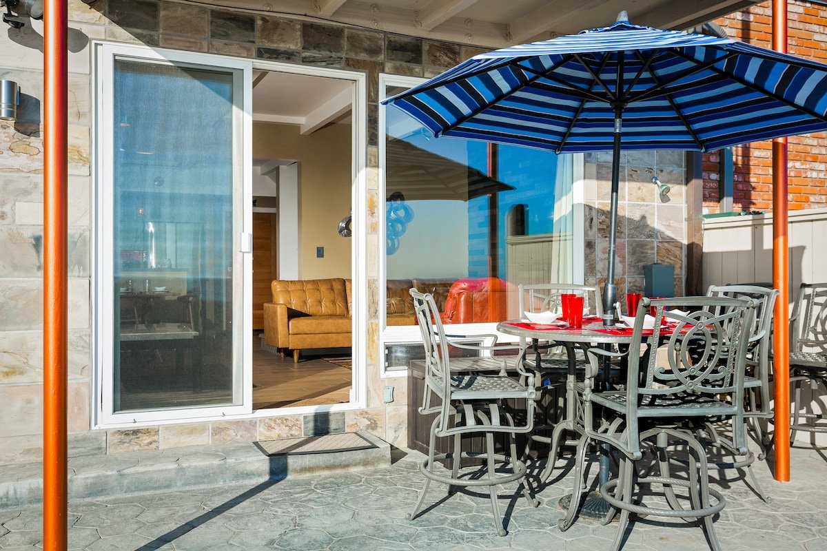 Jaw-Dropping Beach-Front Retreat! gallery image 4