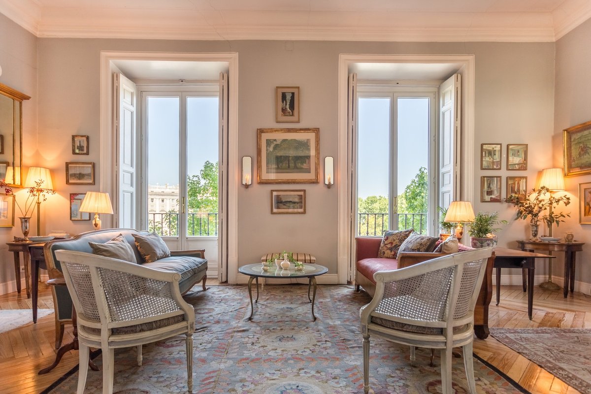 Elegant coorporate apart. with views of the palace