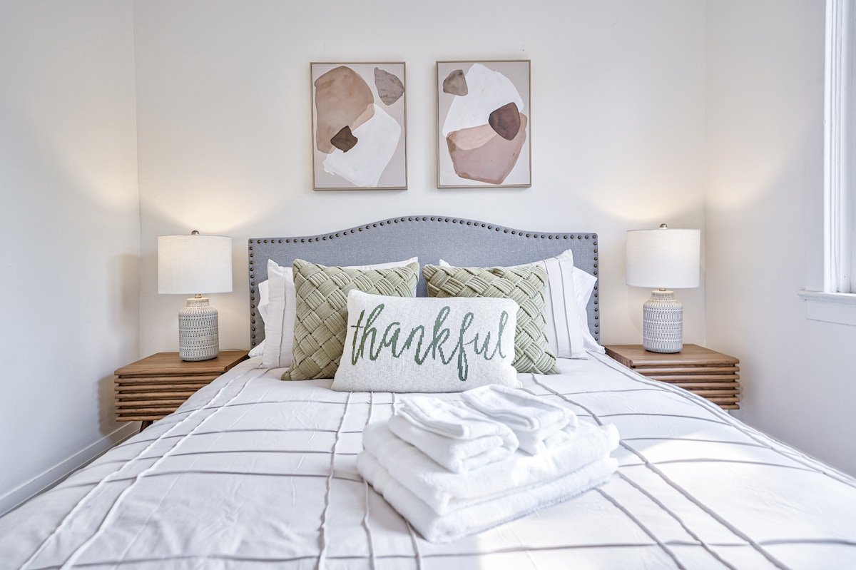 Dec Deal/Toronto 4bdrs/Greektown/3 Parkings/Foodie gallery image 3