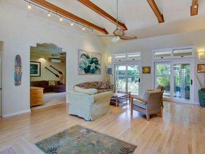 Large spacious home with A/C! Walk to Beach/Pool