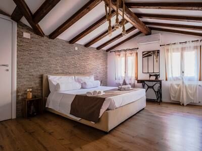 Ponte di Pietra – Loggia Rialto Apartments